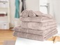 Une pile de serviettes de bain beiges prêtes à l'emploi.