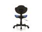 Un fauteuil de bureau noir avec un siège bleu et des roulettes.