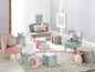 Petits fauteuils et poufs en rose et bleu avec des coussins d'animaux