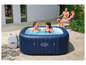 Un jacuzzi gonflable Lay-Z-Spa avec deux personnes à l'intérieur.