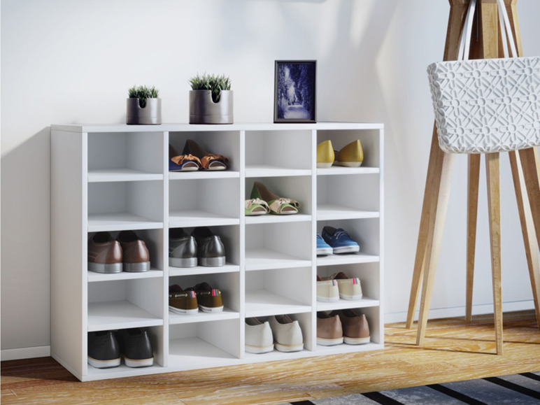 Étagère à chaussures blanche avec différents types de chaussures.