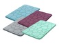 Quatre tapis de bain de différentes couleurs avec un motif de pierre.