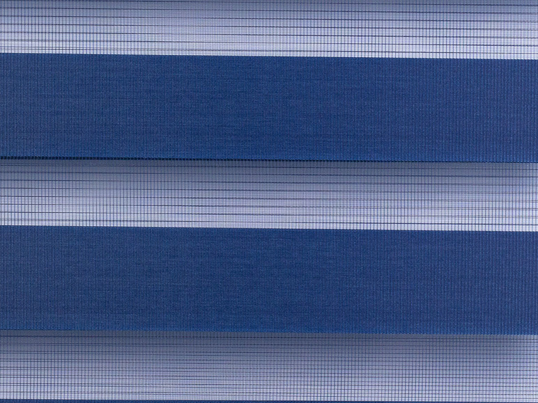 Des stores horizontaux bleus et blancs.