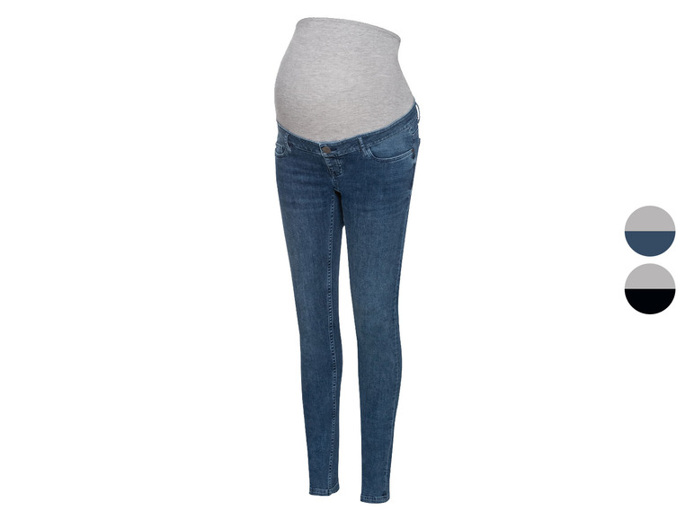 Jeans de maternité en denim bleu avec un haut gris.