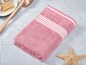 Une serviette de bain rose avec des rayures blanches