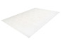 Tapis blanc avec un motif en losanges.