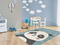 Une chambre d'enfant bleue avec un tapis de panda.