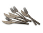 Couverts Echtwerk avec des couteaux et des fourchettes de couleur gris foncé.