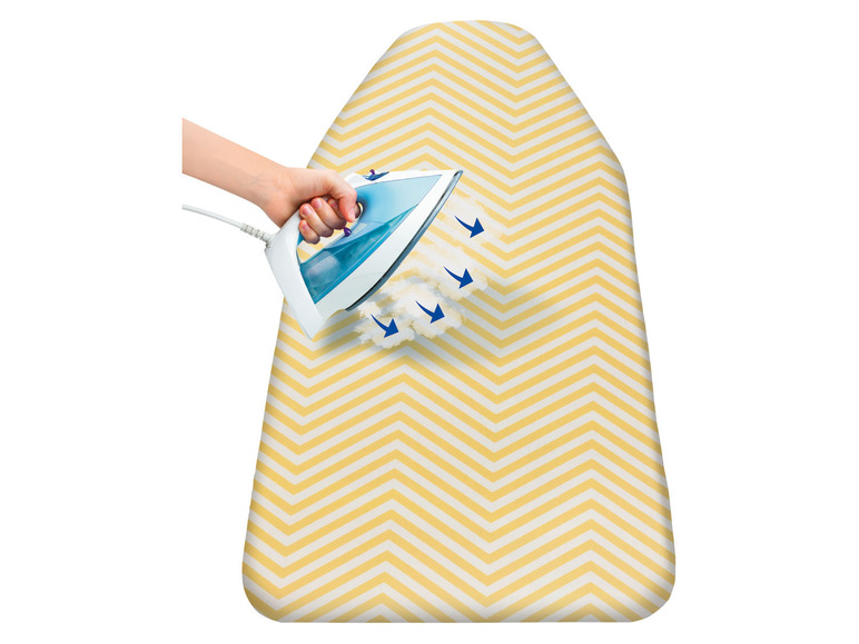 Un fer à repasser sur une planche à repasser avec un motif chevron.