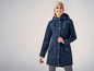 Une femme portant un imperméable bleu avec une capuche.