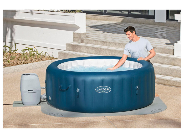 Un spa gonflable Lay-Z-Spa avec une pompe intégrée.
