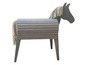 Une boîte de rangement en bois en forme de cheval.