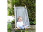 Un bébé assis dans un fauteuil suspendu gris avec des poignées en bois.