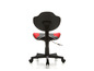 Un fauteuil de bureau noir avec des détails rouges sur roulettes.