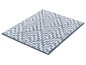 Tapis de bain géométrique bleu et blanc.