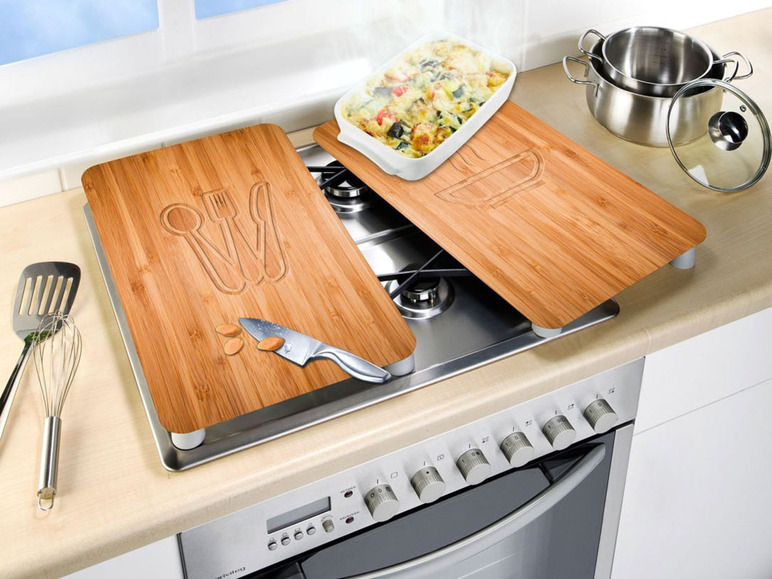 Deux planches à découper en bambou sur une plaque de cuisson.