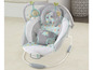 Une chaise berçante pour bébé de couleur grise et bleue avec un jouet ours et éléphant.