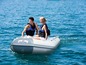 Deux personnes dans un bateau pneumatique Hydro-Force sur l'eau.