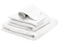 Une pile de serviettes blanches.