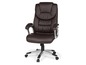 Un fauteuil de bureau en cuir marron avec accoudoirs et roulettes.