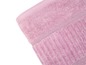 Une serviette de bain rose avec une texture côtelée.