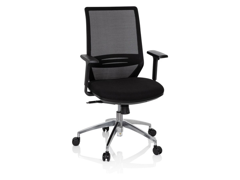 Un fauteuil de bureau noir avec un dossier en maille et des accoudoirs.