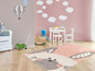 Une chambre d'enfant avec un tapis rose à motif de lapin.
