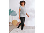 Une femme enceinte portant un t-shirt d'allaitement gris et un jean noir.