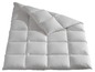 Une couette blanche avec une couverture par-dessus.