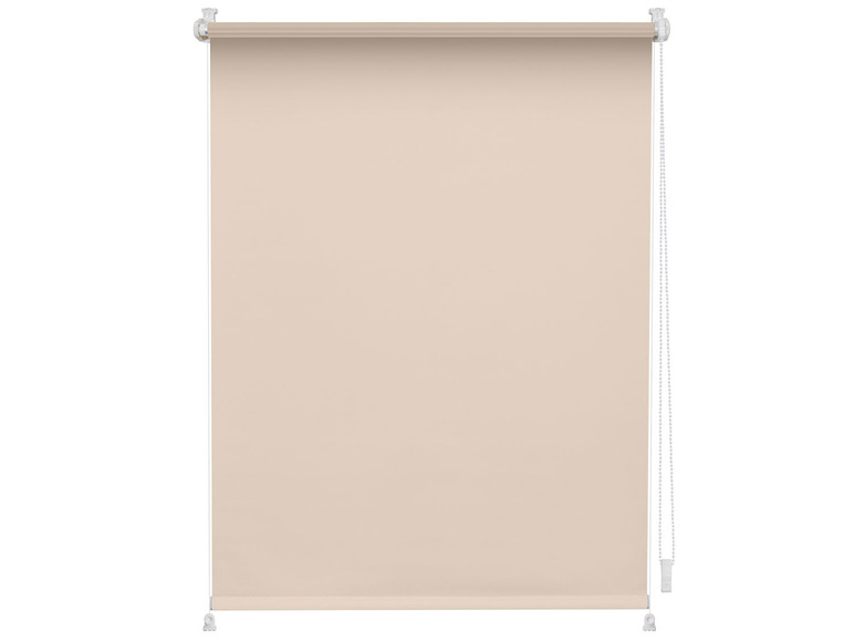Un store enrouleur beige avec cordon.