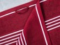 Serviette rouge avec des rayures blanches.