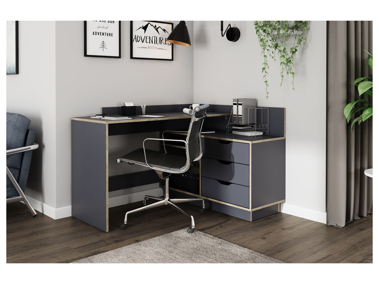 Un bureau gris foncé avec un plateau en bois, un fauteuil de bureau pivotant et trois tiroirs.