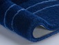 Tapis de bain bleu avec base antidérapante.