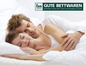 Un couple dort dans un lit avec des oreillers et une couette de Frankenstolz Schlafkomfort.