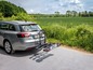Une voiture avec un porte-vélos à l'arrière, prête pour une excursion.