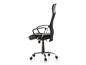 Chaise de bureau noire avec un haut dossier et des accoudoirs.