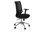 Un fauteuil de bureau noir avec des roulettes et un dossier en maille.