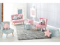 Deux fauteuils pour enfants en velours rose et un bleu avec des coussins dans une chambre d'enfant.