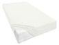 Un drap housse blanc sur un matelas.