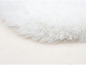 Un tapis en fourrure blanche.