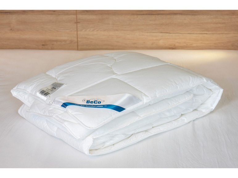 Une couette blanche BeCo sur un lit.