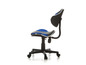 Une chaise de bureau à roulettes, bleue et noire.