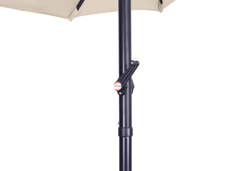 Détail d'un parasol beige avec un poteau noir et une manivelle pour l'ouvrir.