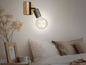Un applique murale en bois avec une ampoule dans la chambre à coucher.