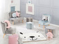 Fauteuils enfant gris avec des coussins en forme d'étoile, de lune et d'ours dans une chambre d'enfant.