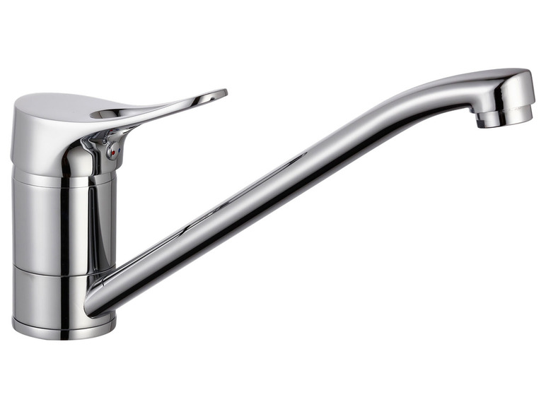 Un robinet de cuisine chromé avec une douchette extractible.