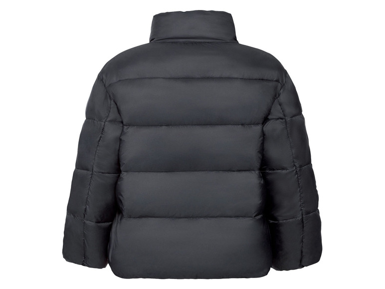 Une veste matelassée noire à manches longues.