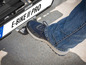 Un pied pose sur un porte-vélos Eufab E-Bike II Pro.