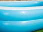 Une piscine gonflable pour enfants en bleu et blanc.