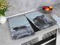 Deux protections de plaques de cuisson en verre avec des motifs de vaches écossaises.